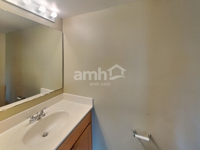 Building Photo - 244 Verzon Ct