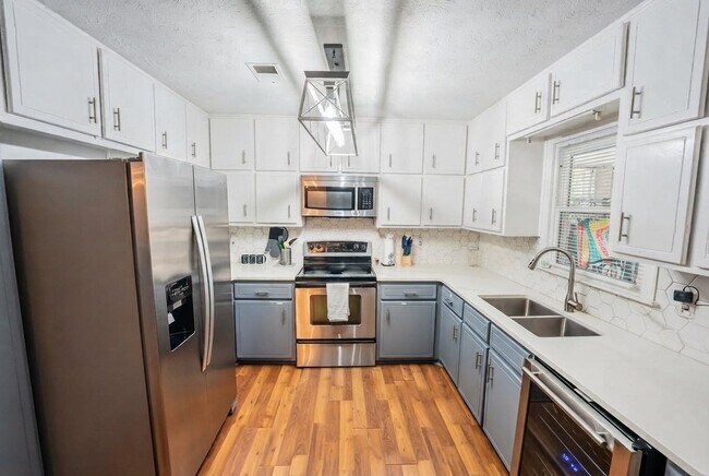 Building Photo - 725 Swamp Creek Dr