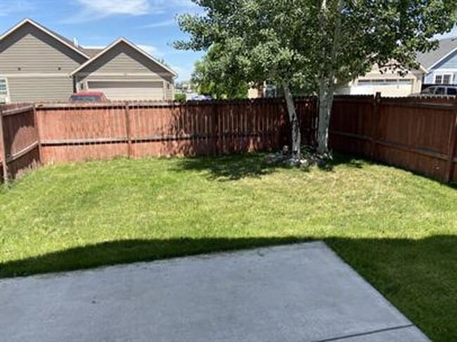 Building Photo - 3 bedroom 2 1/2 bath home in River Rock