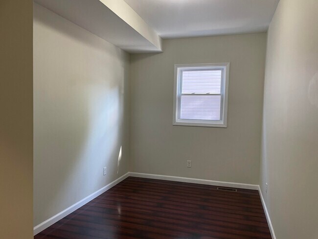 Building Photo - 384 E 9th Ave