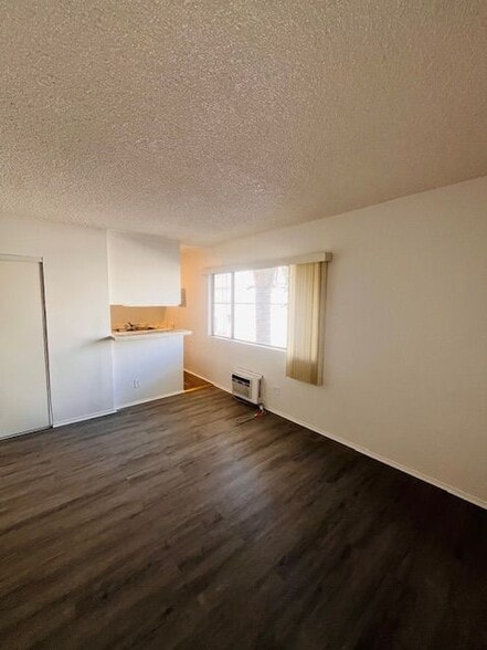 Building Photo - 1260 Beachwood Dr