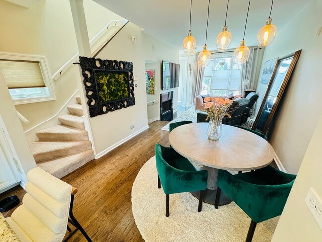 Building Photo - Spacious 3 Bedroom Townhouse