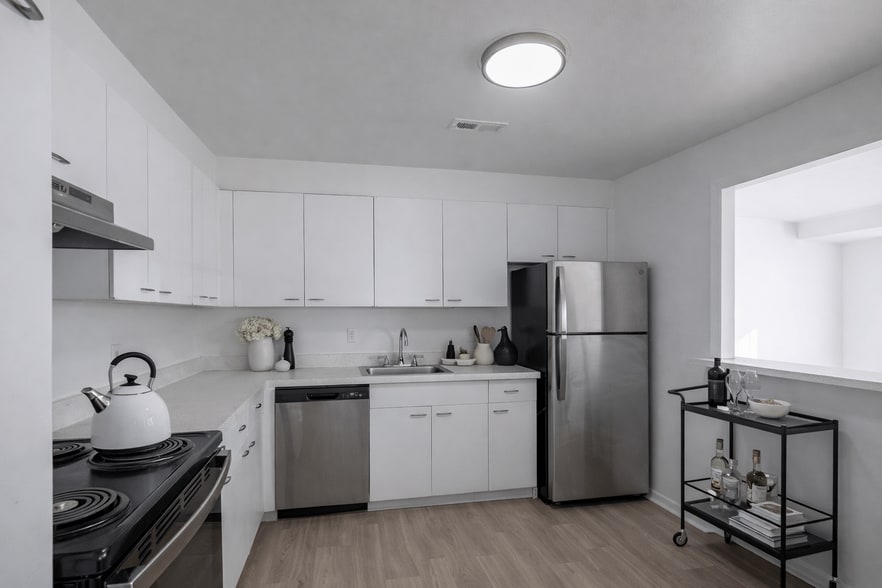 Building Photo - Carlyle Tower Apartments - Southfield, MI