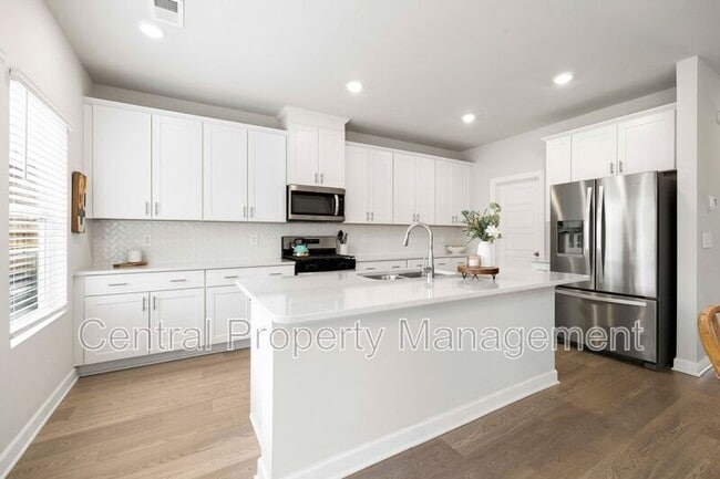 Building Photo - 320 Lavinia Cir