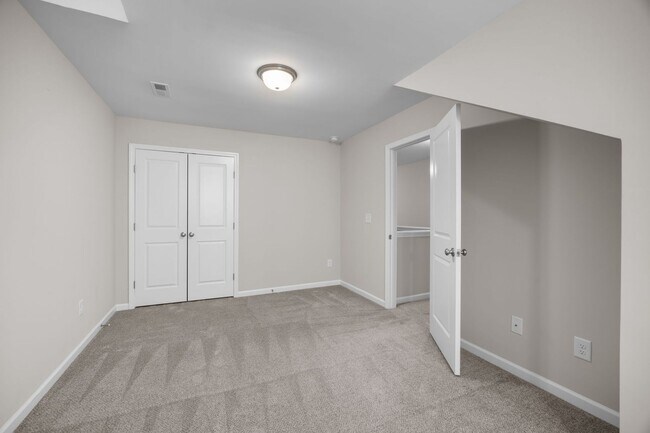 Building Photo - Gorgeous and Spacious 3 Bedroom Townhome, ...