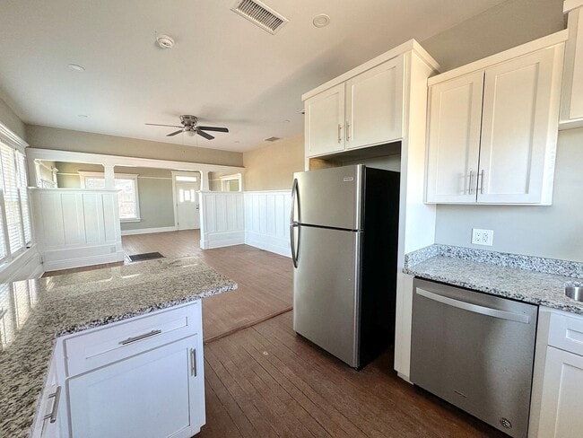 Building Photo - Sunset Heights Historic Home - 3Bed Refrig A/C!