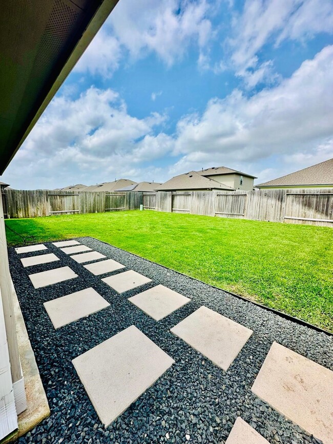 Building Photo - 315 John House Ln