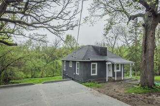 Building Photo - Adorable 2 Bedroom 1 Bath