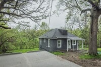 Building Photo - Adorable 2 Bedroom 1 Bath