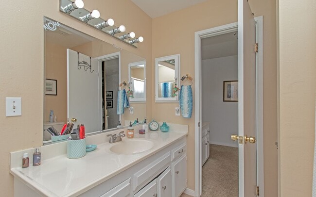 Building Photo - Stunning Saltillo Tiled Single Story Condo in Oceanside!