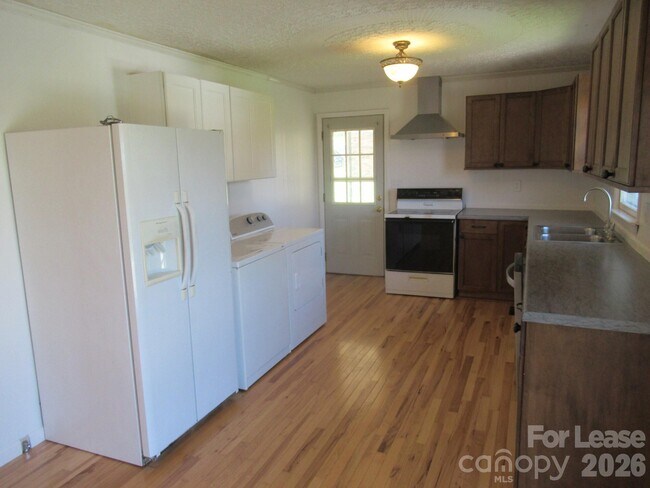 Building Photo - 1330 Davis Rd