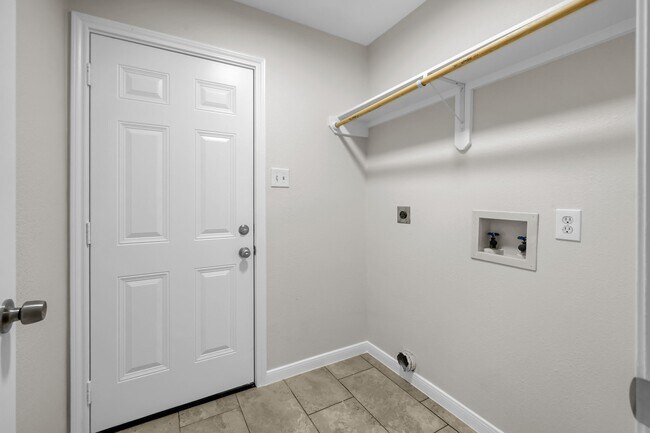 Building Photo - 10486 Twin Circles Dr