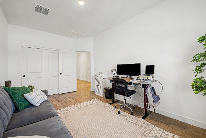 Building Photo - 42385 W Vincent Dr