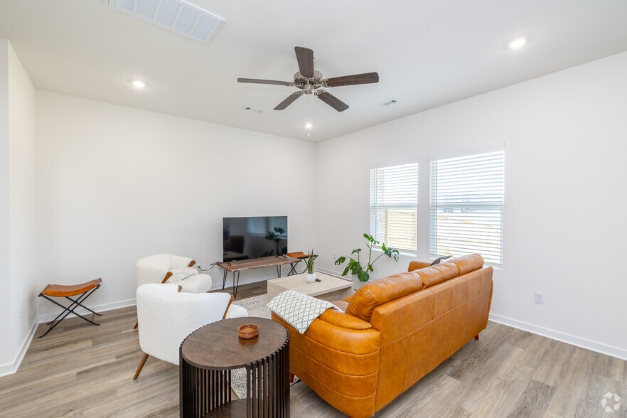 3BR, 2.5BA - 1,528SF - Living Room - Flyway Meadows