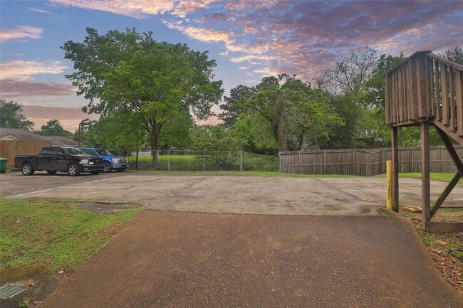 Building Photo - 5009 Polk St