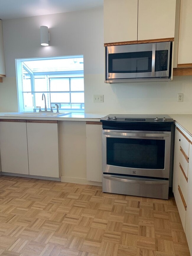 Building Photo - Must See Condo With A Phenomenal View!! $500 move in credit