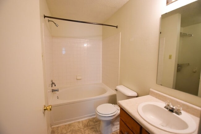 Building Photo - 3 Bedroom House with Garage in Greenfield