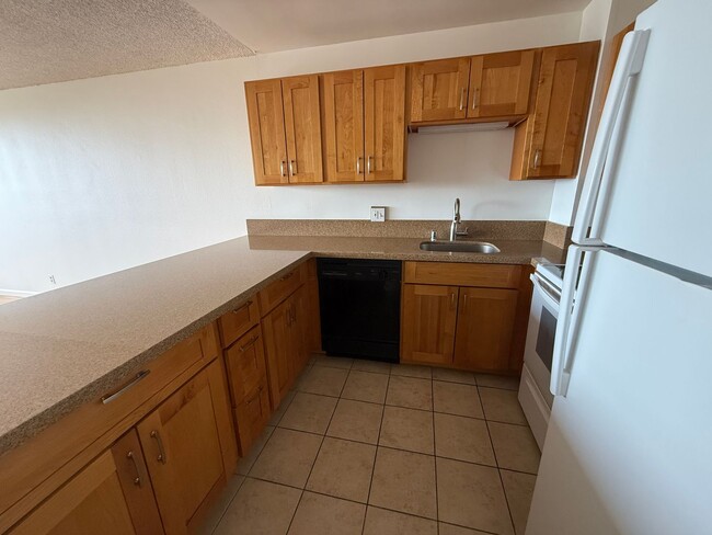 Building Photo - Kukui Plaza Diamond Head Tower 1 bedroom 1...