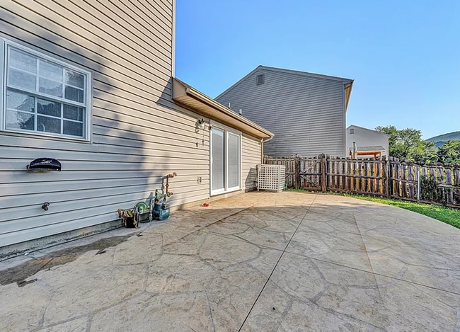 Building Photo - 4855 Golfview Dr NE