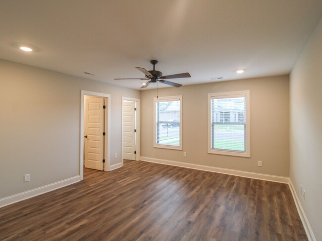 Building Photo - MOVE IN Special - 1st Month Rent FREE - Ca...