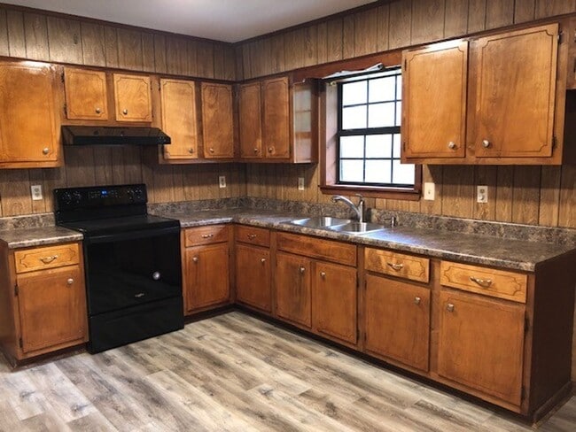 Building Photo - Renovated 3 Bedroom 1 Bath Home on 1 Acre for Rent!