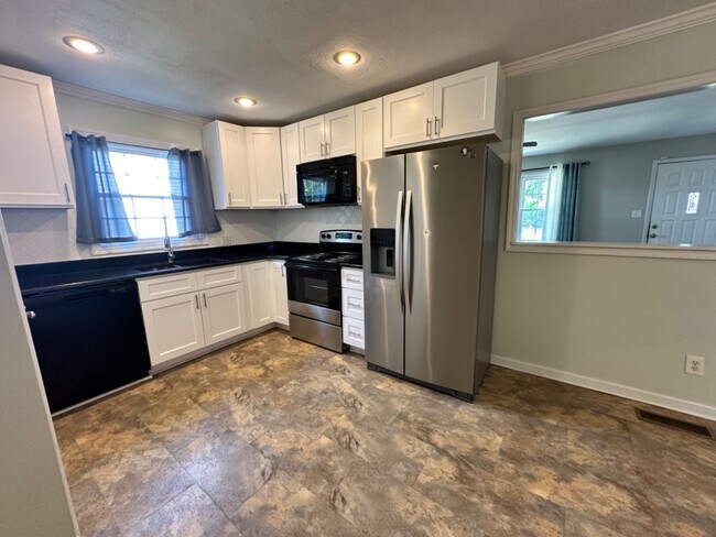 Building Photo - 4018 Dellwood Dr