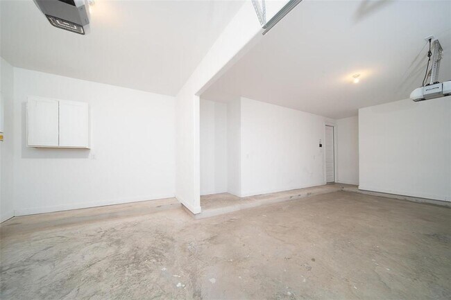 Building Photo - 4715 Hollow Tree Dr