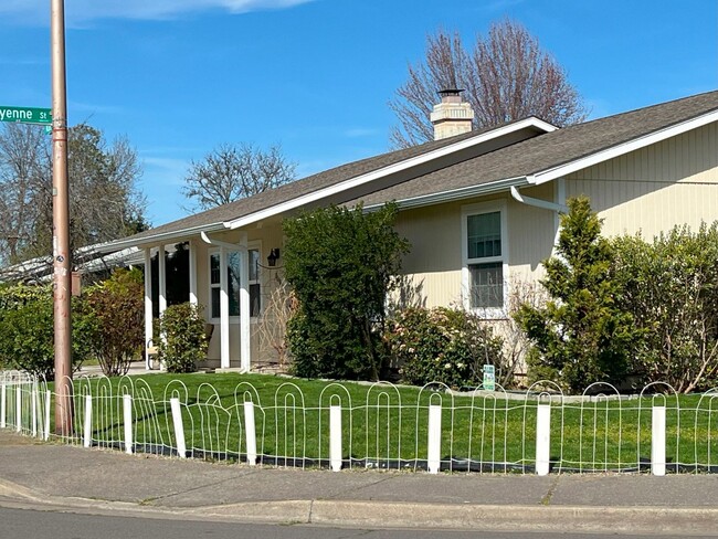 Building Photo - 3 BEDROOM HOUSE FENCED WITH GARAGE