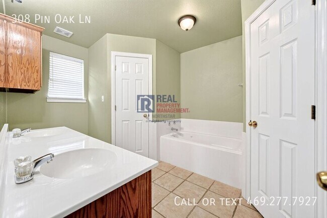 Building Photo - 308 Pin Oak Ln