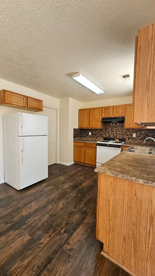 Building Photo - 4 bed 2.5 bath