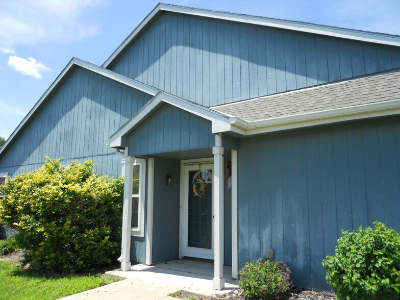 Building Photo - 2367 Surrey Dr