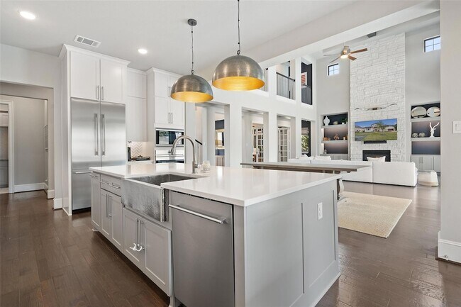 Building Photo - 105 Bisset Ct