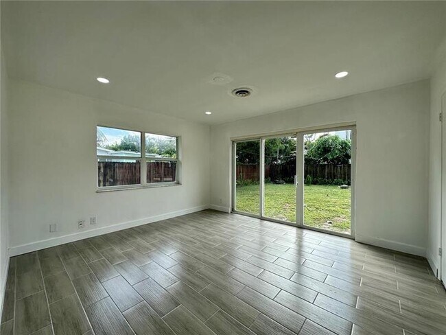 Building Photo - 912 NE 9th Ct