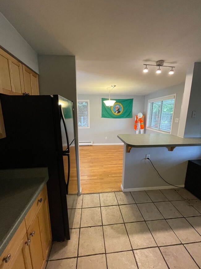 Building Photo - Large 5 Bedroom 3 Bath, Student Housing