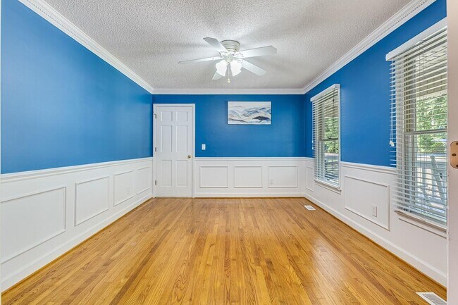 Building Photo - 329 Santee Dr