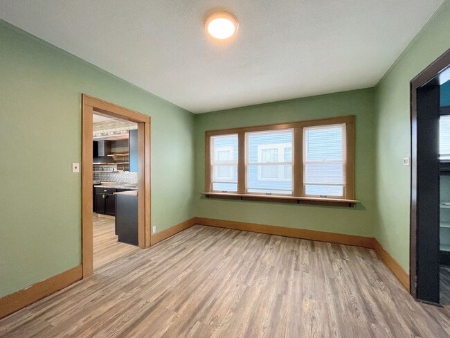 Building Photo - Large 4 bedroom home