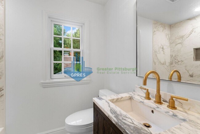 Building Photo - Elegant Fox Chapel 4-Bedroom, 3.5-Bath Home