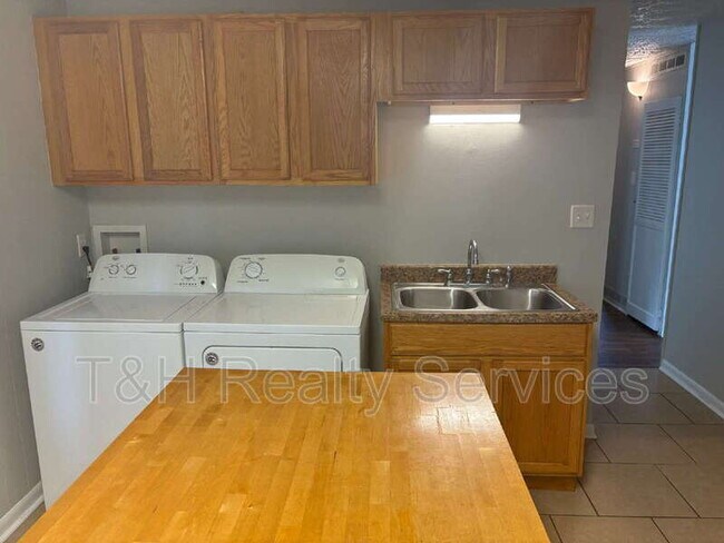 Building Photo - 636 Park Dr