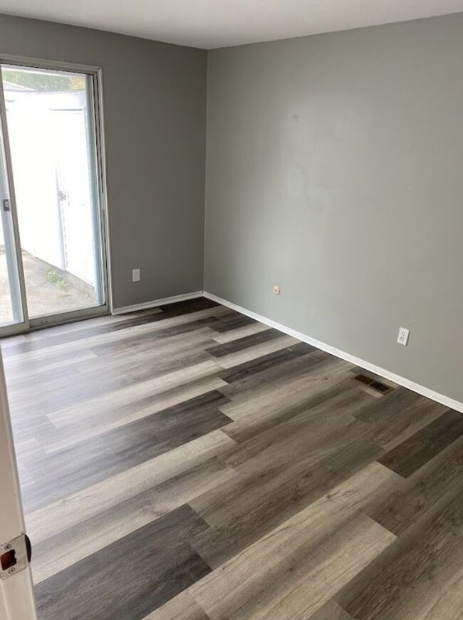 Building Photo - Renovated townhome! 3 beds, 2 baths, with ...