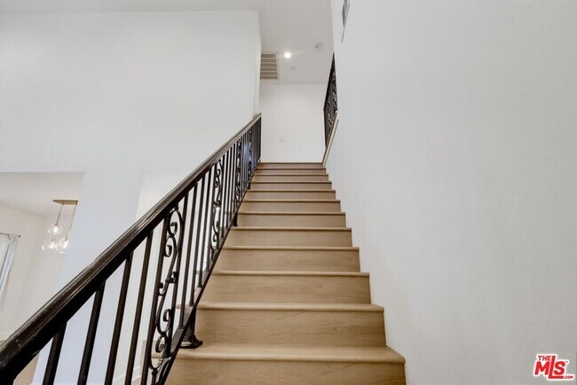 Building Photo - 3528 Mesquite Dr
