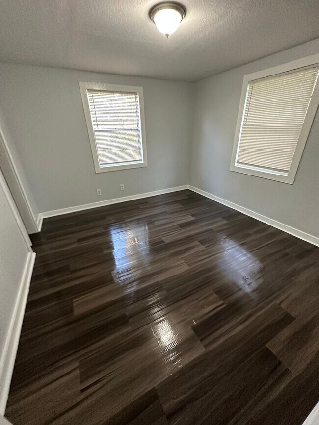Building Photo - Fully Renovated 2/1 Single Family Available Now!