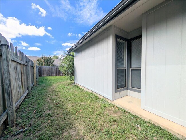 Building Photo - 2036 Redwing Way