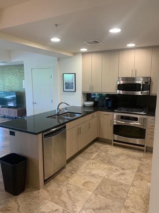 Building Photo - 7117 E Rancho Vista Dr