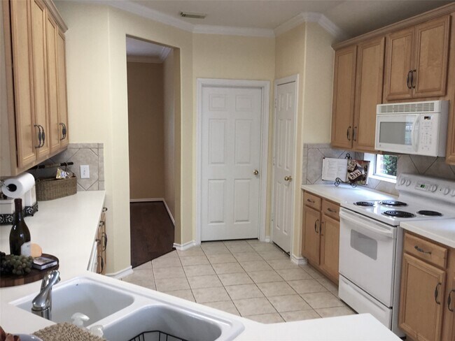 Building Photo - 114 N Queenscliff Cir