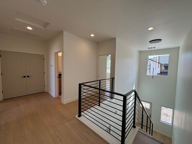 Building Photo - HURRICANE TOWNHOME FOR RENT!