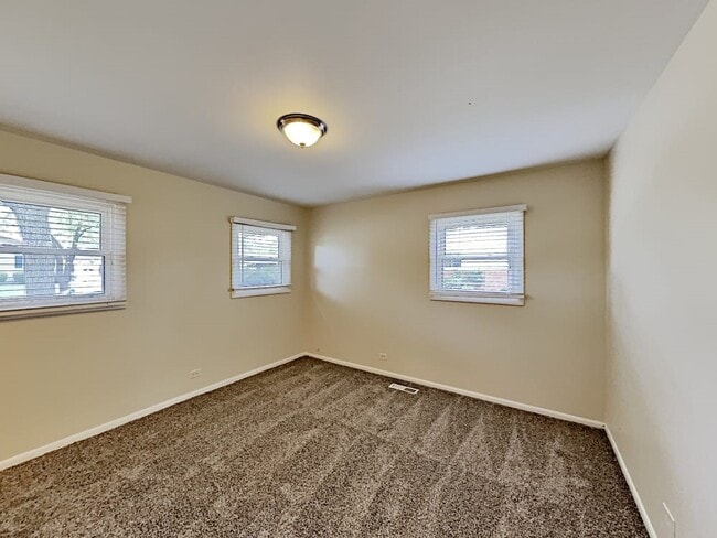 Building Photo - 423 Springfield St