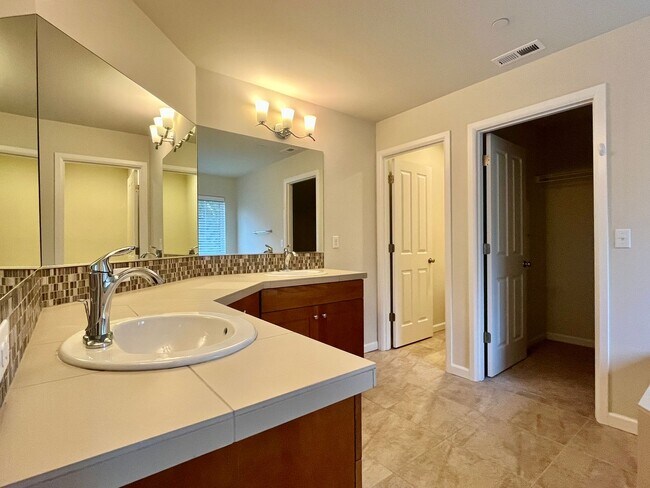 Building Photo - Spacious 5-Bedroom Home for Rent in Kenmore