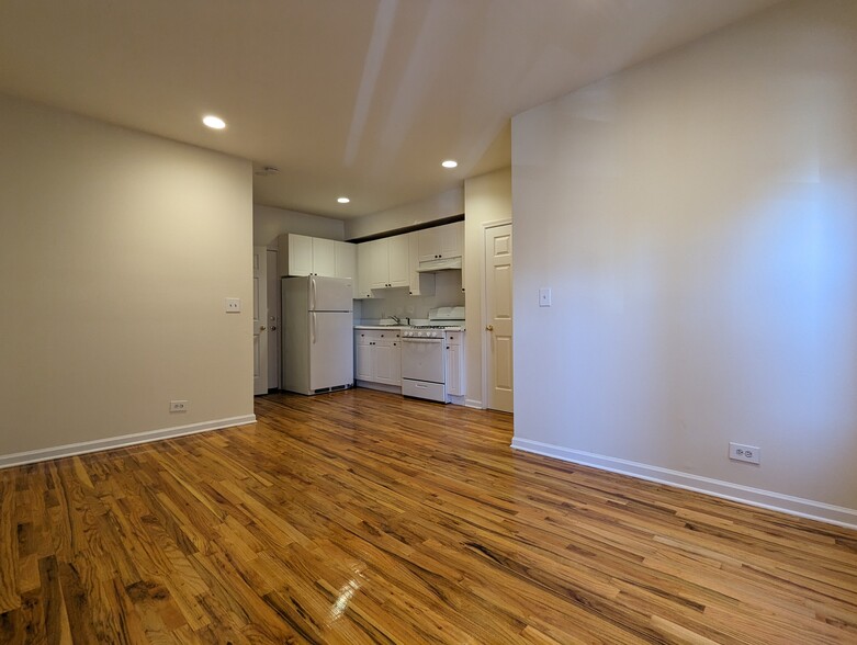 Building Photo - 912 W Dakin St