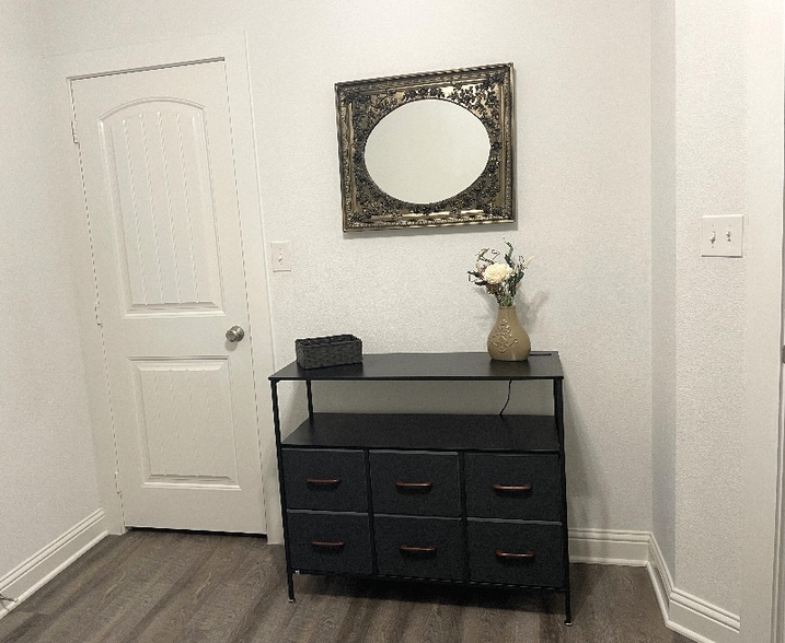 Building Photo - 600 Barnes St