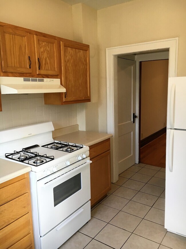 Building Photo - 431-433-433 E Tompkins St